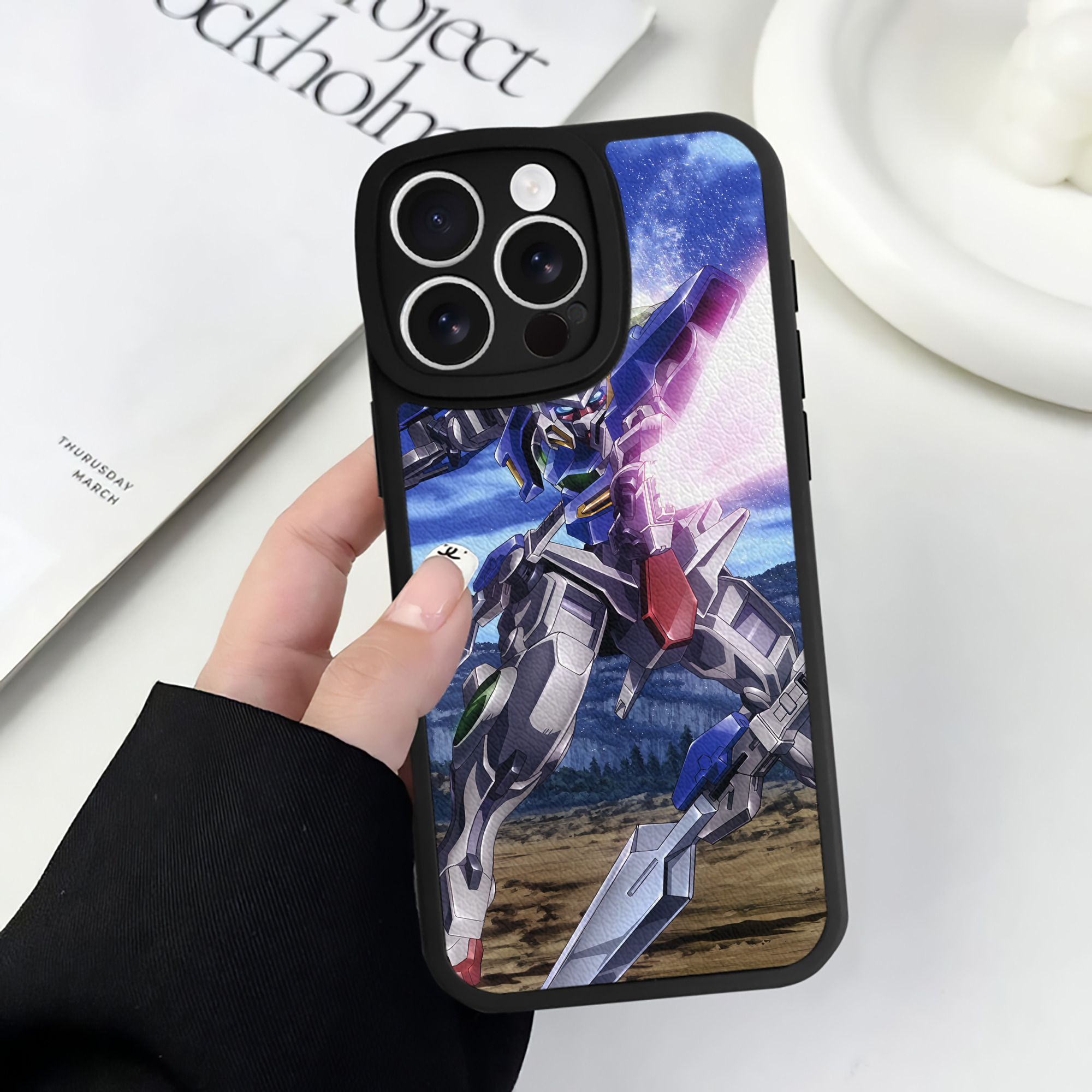 （画像用） 機動戦士ガンダム Mobile Suit Gundam 【iPhone 16シリーズ対応】シリコンスマホケース（レザー調） 材質：シリコン